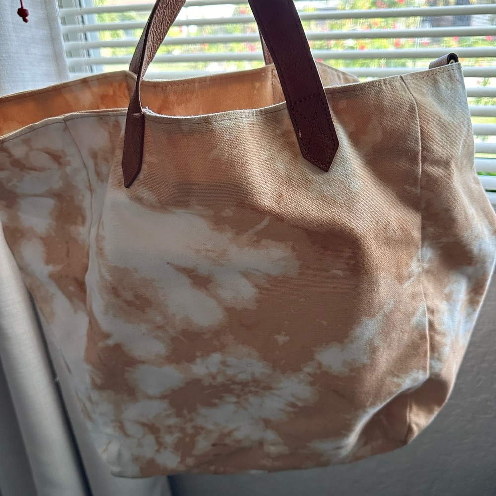 Gently used Thirty-one Casual Crossbody Fawn Tie Dye Tote! My absolute fav.
